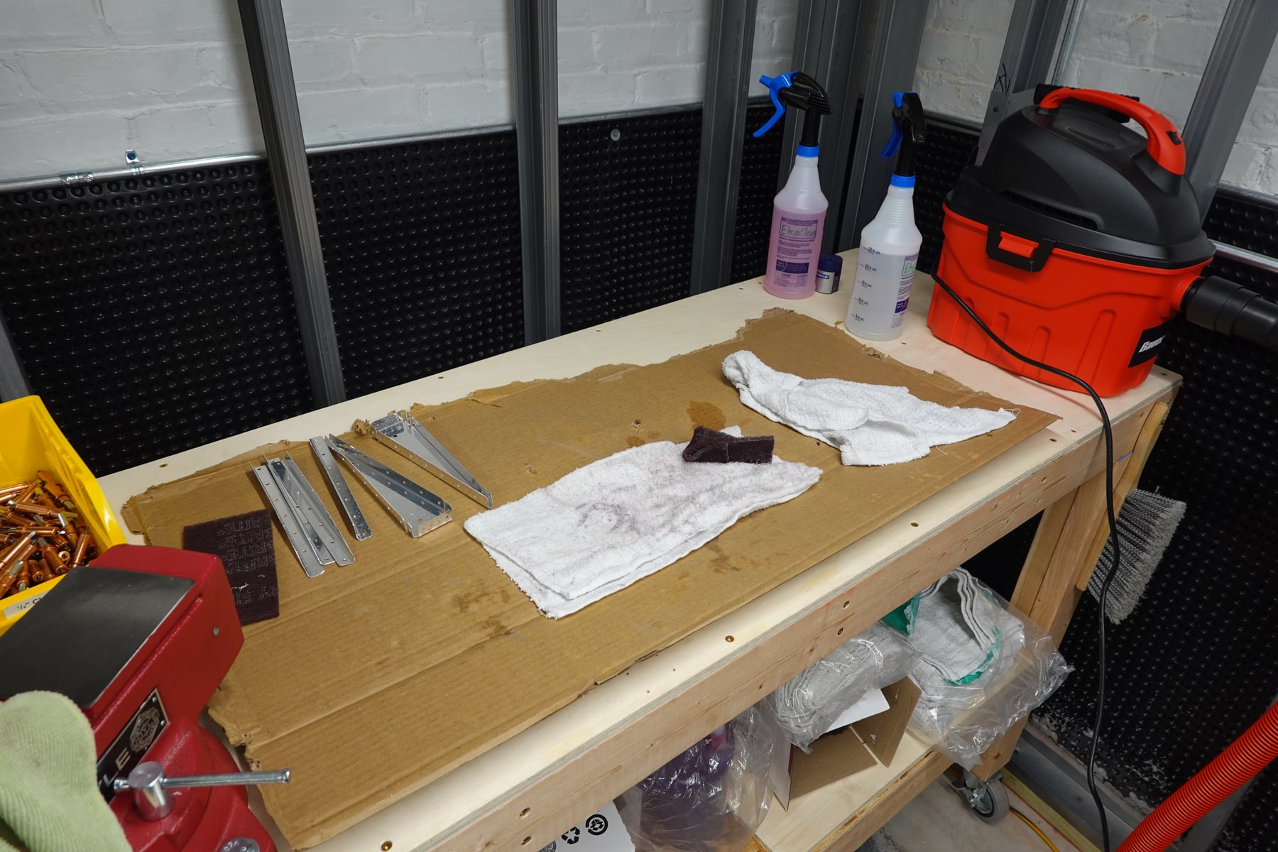The cleaning and etching bench.